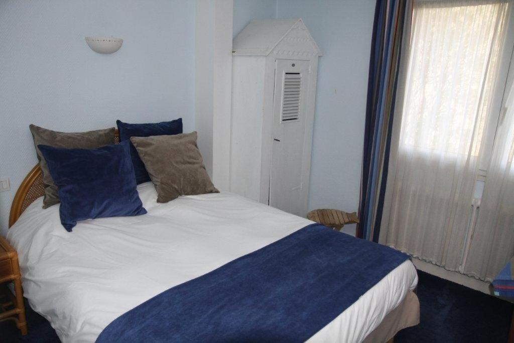 Hotel Le Suroit Perros-Guirec Rum bild